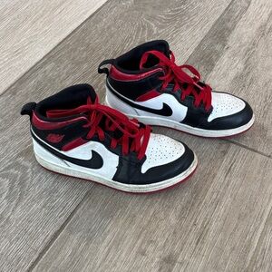 Nike midi Jordan’s Kids Black, Red, and White Sneakers